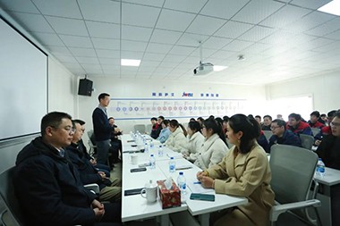 2023, kev taug kev tshiab Thawj Tswj Hwm Mr He ntawm Jwell Machinery xav kom txhua tus neeg ua haujlwm zoo siab xyoo tshiab hauv Zhejiang Hoobkas!
